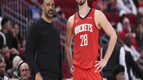 轻伤不影响，达万替补登场：球队战术之外温情瞬间大揭秘